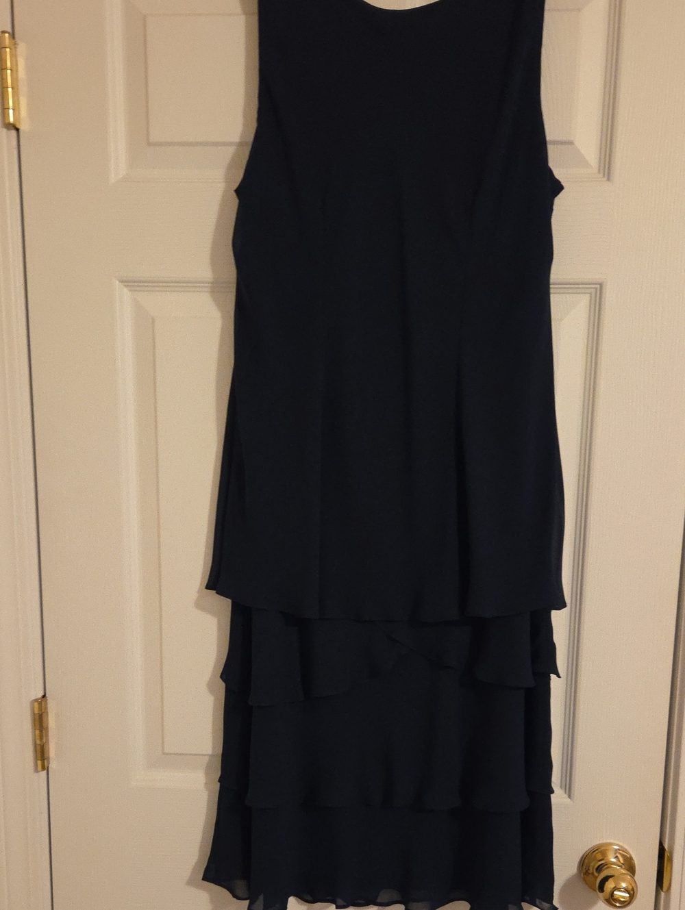 SEQUINS & RUFFLES - Picture 6 of 9